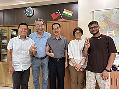 國立陽明交通大學前瞻半導體研究所教授成維華（左2）指出，在先進半導體設計與製造方面，台灣世界第1的地位無庸置疑，但中國緊追在後，印度雖剛起步，卻有很多優秀理工人才，若台灣能和印度合作，將能保持世界領先地位。