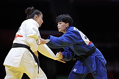 名古屋亞運柔道女子48公斤級銅牌戰30日進行，台灣好手林真豪（藍衣）不敵塔吉克對手，無緣獎牌。