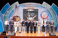 立法院長韓國瑜（右6）30日出席第28屆國家建築金質獎暨國家優良建商營造商認證標章頒獎典禮，逐一頒獎予各得獎者，並合影留念。（韓國瑜辦公室提供）