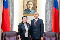 立法院長韓國瑜（右）30日接見世界台灣商會聯合總會長溫嵐珠（左）一行，盼攜手傳承文化、拓展經貿交流。（立法院提供）
