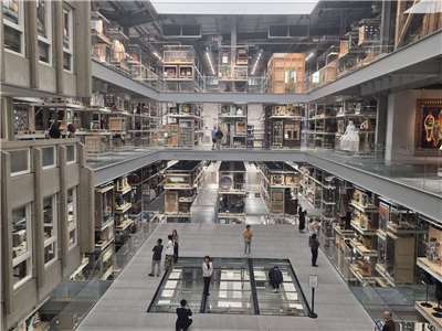走進V&A East Storehouse，首先映入眼簾的是巨大的開放式典藏空間，不再只是把少數展品放進展櫃，而是讓民眾真正走進「博物館庫房」。(江昭倫 攝)