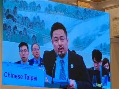 勞動部長洪申翰於第8屆APEC人力資源發展部長會議發言，籲AI發展兼顧勞工權益。(勞動部提供)