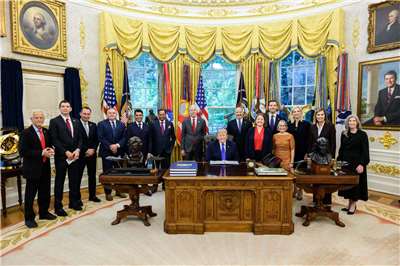 美國總統川普(Donald Trump)28日在白宮橢圓形辦公室與鋼鐵業者梅薩比金屬公司(Mesabi Metallics)共同宣布計畫投資約150億美元打造史上規模最大的鋼鐵廠，包括財經官員以及愛荷華州重要候選人全都出席。(FB/@WhiteHouse)