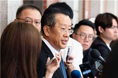 國防部長顧立雄(中)今天(15日)前往基隆地區，視導陸軍關渡指揮部、海軍131艦隊官兵。資料照。(楊仁翔 攝)