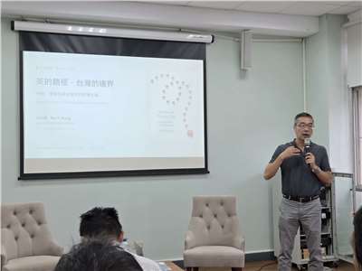 台大地理環境資源學系教授洪伯邑近日發表新書《Routes of Taiwan Tea: Mobility, Borders, and Territoriality》，他表示未來將會推出中譯版。(饒辰書 攝)