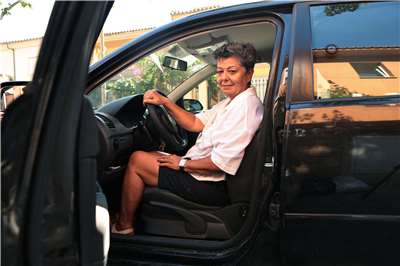 西班牙婦人羅培茲(Pilar Lopez)遭逐出後，已在車上睡了兩個月。