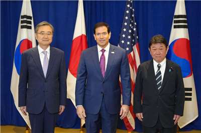 美國國務卿盧比歐(Marco Rubio,中)21日在紐約與日本外務大臣茂木敏充(右)及南韓外交部長趙顯(左)會面。 (圖:X@SecRubio)