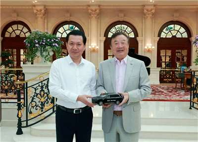 華為總裁任正非(右)22日公開亮相，與東風汽車總經理馮長軍(左)會談。 (圖:翻拍自東風汽車微信公眾號)