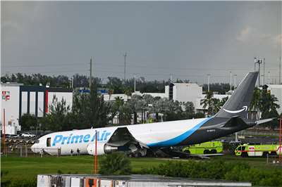 美國電商亞馬遜(Amazon)一架貨機6日在邁阿密國際機場衝出跑道後，撞上多部車輛並且起火。