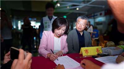 民進黨立委何欣純2日上午前往台中市選委會，完成登記成為台中市長候選人。(圖：何欣純競選總部)