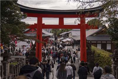 日本8月外國遊客年減逾30萬人，不過韓國與台灣旅客仍持續上升。圖為日本京都伏見稻荷神社前遊客資料照。(AFP)