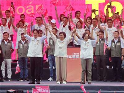 民進黨新北市長參選人蘇巧慧(中)5日舉行競選總部成立大會，賴清德總統(左)、前總統蔡英文(右)同台力挺 (央廣記者王照坤 攝)