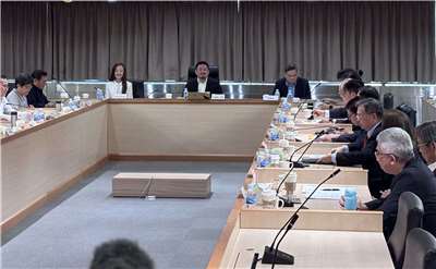 最低工資審議會24日上午登場，勞動部長洪申翰指出，審議會將依物價、經濟成長、勞動市場及產業發展等指標，尋求勞、資、學、政四方共識。(楊文君攝)