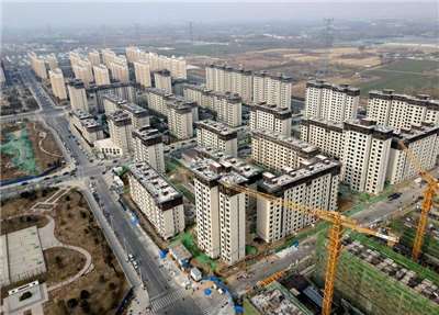 中國官方持續提出相關房地產政策，但調查顯示，8月傳統淡季，具代表性的百城中古屋住宅房價平均每坪19.4萬元，月減0.45%。示意圖。(中新社提供/圖：中央社)