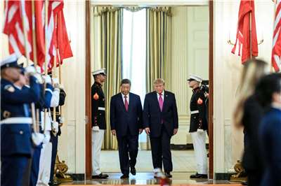 美國總統川普24日在白宮迎接來訪的中國國家主席習近平。(FB/@Whitehouse)
