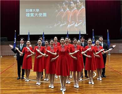 銘傳大學國慶禮賓大使服務隊29日著全新制服亮相。(楊雨青 攝)