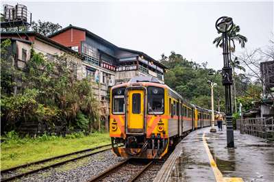 台鐵平溪線三貂嶺-菁桐、深澳線瑞芳-八斗子，受豪雨影響，4日下午4時前停駛。圖為台鐵平溪線資料照。(圖：維基)