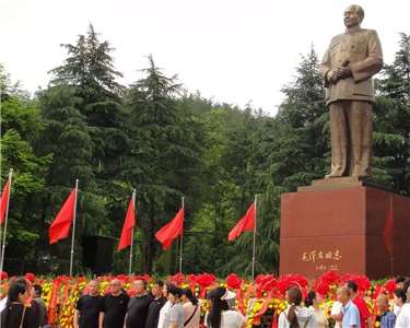 中共第一代領導毛澤東去世至今已滿50年，大批毛粉一如往例，聚集在毛澤東的湖南老家大舉慶祝。(翻攝微博@湖南城市學院團委學生會)