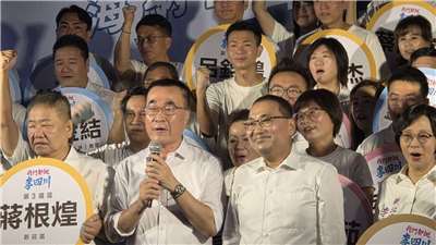 國民黨新北市長參選人李四川今天(4日)上午率藍、白跨黨派議員參選人前往選委會登記參選，新北市長侯友宜也親自到場陪同，展現團結氣勢  （劉玉秋攝）