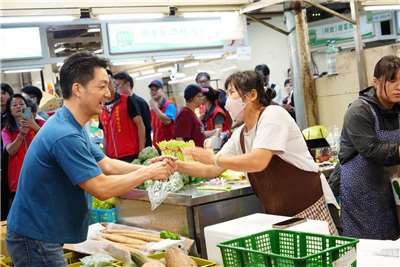 趁中秋連假前夕，台北市長蔣萬安(左)24日一早前往萬華環南市場走訪。(圖：台北市政府提供)