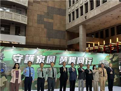 行政院長卓榮泰(右六)及國防部長顧立雄(左五)、經濟部長龔明鑫(右四)等5日共同出席「英雄饗宴 飽家味國」活動。(楊雨青攝)