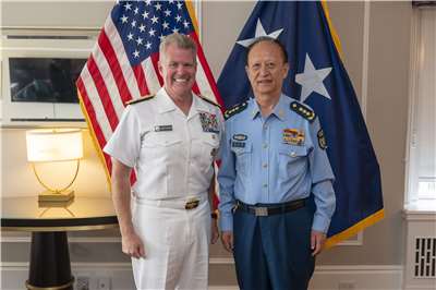 在加拿大舉行的2026年度亞太國防軍司令會議期間，美國太平洋司令部司令帕帕羅(Samuel Paparo)與共軍東部戰區司令員楊志斌會面。(圖:美國太平洋司令部)