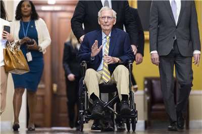 美國共和黨籍參議員麥康奈（Mitch McConnell）(中)14日坐著輪椅重返國會大廳，健康狀態引發關注。