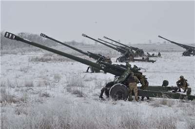 紐時揭烏克蘭軍購黑幕，烏克蘭軍事採購因詐欺、浪費與管理失當，僅2024年就損失達12億美元。圖為烏克蘭士兵2022年1月間在烏俄邊境，進行榴彈砲實彈射擊。 (檔案照)
