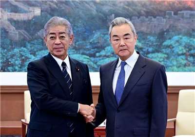 日本前外務大臣岩屋毅28日在北京與中國外交部長王毅舉行會談。(圖:中國外交部微博)
