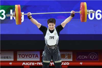 相隔3年再戰亞運，台灣舉重好手陳玟卉這次轉戰女子69公斤級，以抓舉106公斤、挺舉126公斤、總和232公斤摘下銀牌。(中華奧會提供)