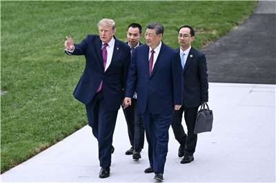 美國總統川普在華盛頓特區白宮南草坪與中國國家主席習近平舉行雙邊會晤後參觀白宮。(AFP)