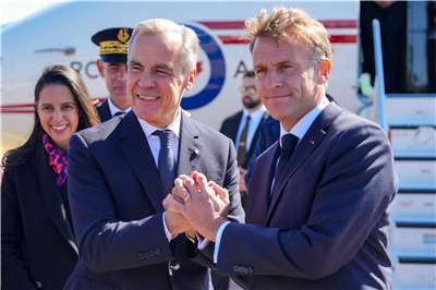 加拿大總理卡尼(Mark Carney)(左)與法國總統馬克宏(Emmanuel Macron)(右)在法屬聖皮耶與密克隆群島會晤。