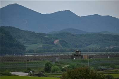 圖為從坡州眺望分隔南北韓的非軍事區(DMZ)，可見南韓哨所。資料照。