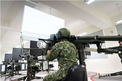 陸軍砲訓部22日首公開由中科院研制的「雙聯裝刺針飛彈模擬器」，可模擬還原作戰真實場景，驗證官兵作戰能力。(楊仁翔 攝)