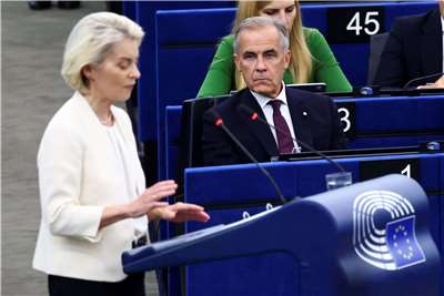 歐盟委員會主席范德賴恩(Ursula von der Leyen)(左)發表年度「歐盟情勢」演說。右為加拿大總理卡尼(Mark Carney)。