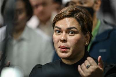 因涉威脅刺殺總統小馬可仕案， 菲律賓副總統(Sara Duterte)(圖)5日赴法院投案交保。