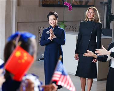 中國國家主席習近平夫人彭麗媛(左)和美國總統川普夫人梅拉尼亞於2026年9月24日參觀了位於美國華盛頓特區的國家亞洲藝術博物館。 (AFP)