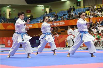 名古屋亞運再傳捷報！台灣簡慧萱(左起)、田欣兒、洪芷暄22日在空手道女子團體型銅牌戰中擊敗尼泊爾，為台灣代表團再添一面獎牌。(中華奧會提供)