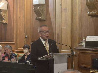 第29屆台法文化獎得主、淡江大學榮譽教授吳錫德在巴黎領獎時，回顧45年前赴法求學、返台後投入法國文化研究與教育的歷程。(江昭倫 攝)