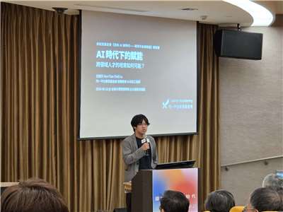 均一教育平台AI研究工程師呂顥天主張「跨領域」是AI時代人才的關鍵能力。(饒辰書 攝)