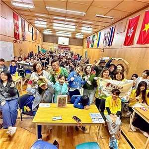 北美洲台灣婦女會舉辦的「把台灣拼進世界」（Piecing Taiwan into the World）拼圖比賽陸續在北美20個城市舉行，26日在溫哥華熱鬧登場，其中一隊僅花44分鐘就完成拼圖，創北美最快紀錄。(FB@Piecing Taiwan into the World)