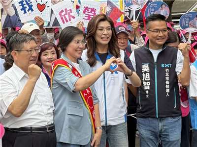 國民黨主席鄭麗文(右2)陪同國民黨新竹縣長參選人徐欣瑩(左2)、竹北市長參選人吳旭智(右1)登記參選。(圖：國民黨官網)