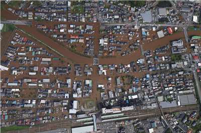 日本千葉縣佐倉市22日因颱風「杜鵑」帶來大雨後，JR 佐倉站周圍的住宅區被淹沒。(AFP)