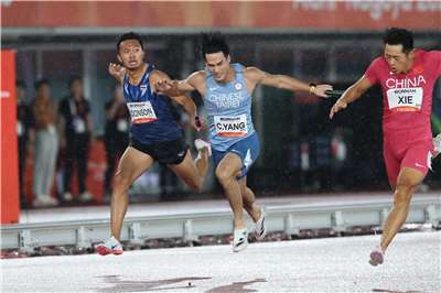 台灣男子4X100公尺接力隊28日晚間在名古屋亞運決賽跑出38秒32摘下銀牌，最後一棒楊俊瀚(中)賣力衝刺終點。(中華代表團提供)