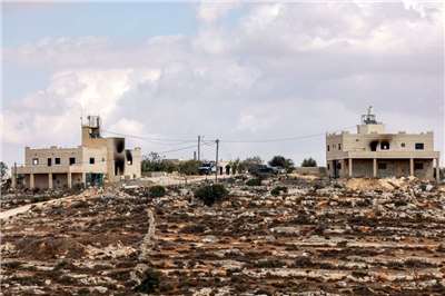 以色列占領的約旦河西岸(West Bank)地區當局和居民表示，超過100名以色列屯墾者今天(29日)清晨襲擊了約旦河西岸北部村莊賈盧德(Jalud)，造成以色列安全部隊3名人員受傷，2棟巴勒斯坦人的房屋被燒毀。(AFP)