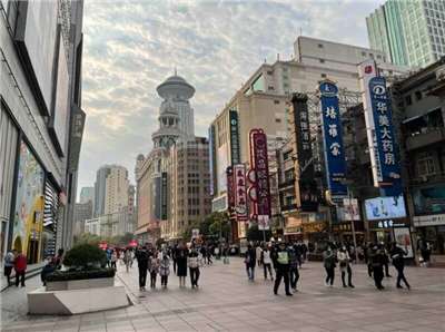 中國8月消費者物價指數(CPI)年增0.8%；生產者物價指數(PPI)年增3.8%。圖為上海知名商圈南京步行街的街景。