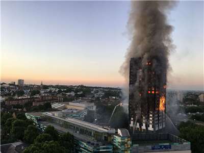 發生在2017年的倫敦「格蘭菲塔」(Grenfell Tower)火災，造成72人死亡。(圖：維基)