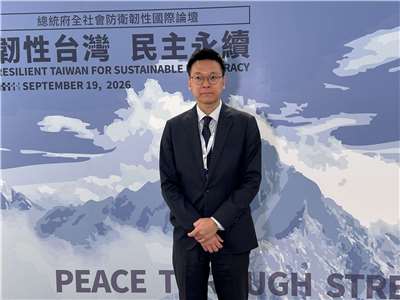 國安會副秘書長林飛帆19日出席總統府「全社會防衛韌性國際論壇」，並於場外接受媒體採訪。（趙婉淳 攝）