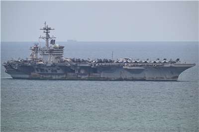 美國航母「林肯號」(USS Abraham Lincoln)停泊在泰國巴達雅(Pattaya)附近的林查班港(Laem Chabang)。