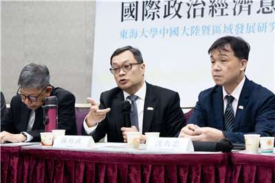 外交部次長陳明祺(中)29日出席由東海大學所舉辦的「美中高峰會的國際政治經濟意涵」論壇時表示，不論從官方的論述或實際的外交接觸，都顯示川習會後美國的對台政策沒有改變。(楊仁翔 攝)